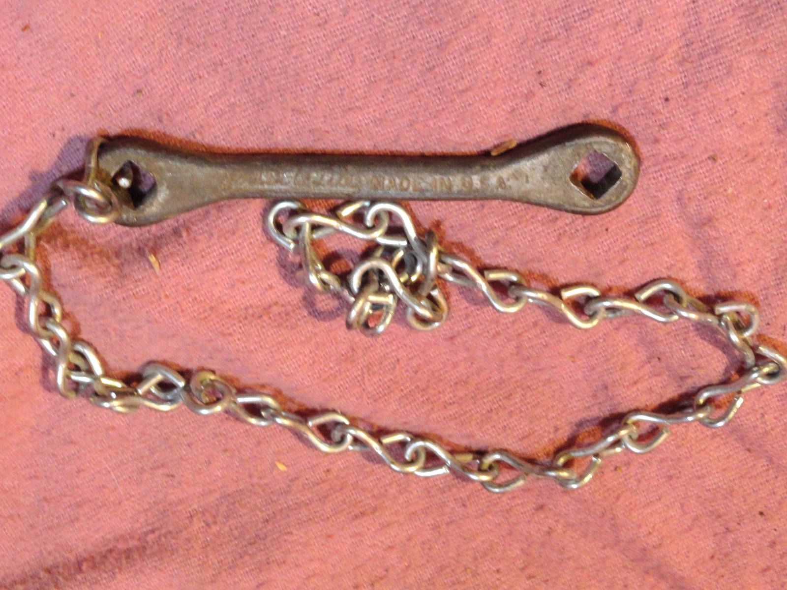 WRENCH SMALL 3″ PREST-O-LITE MINIATURE ACETYLENE TANK TOOL W/CHAIN MADE IN USA