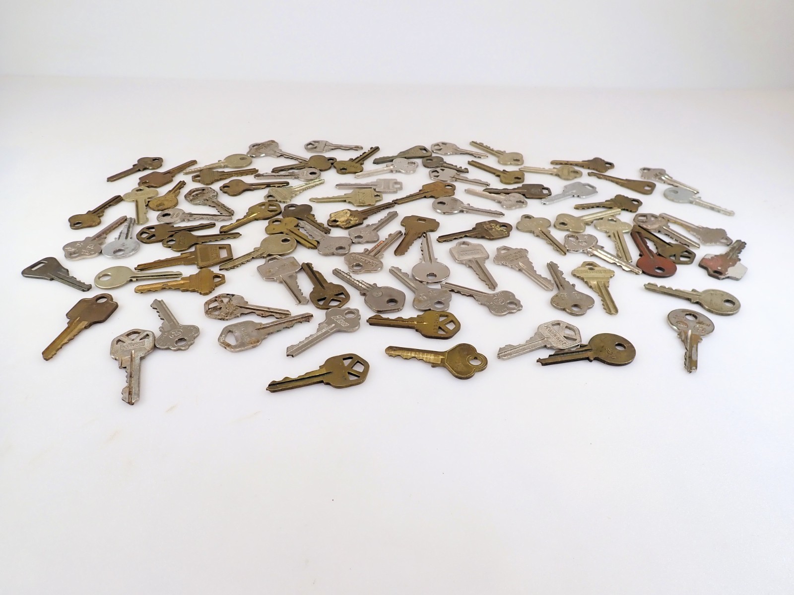 Vintage Key Lot of 102 Assorted Door House Lock Keys Brass Nickel Craft Art