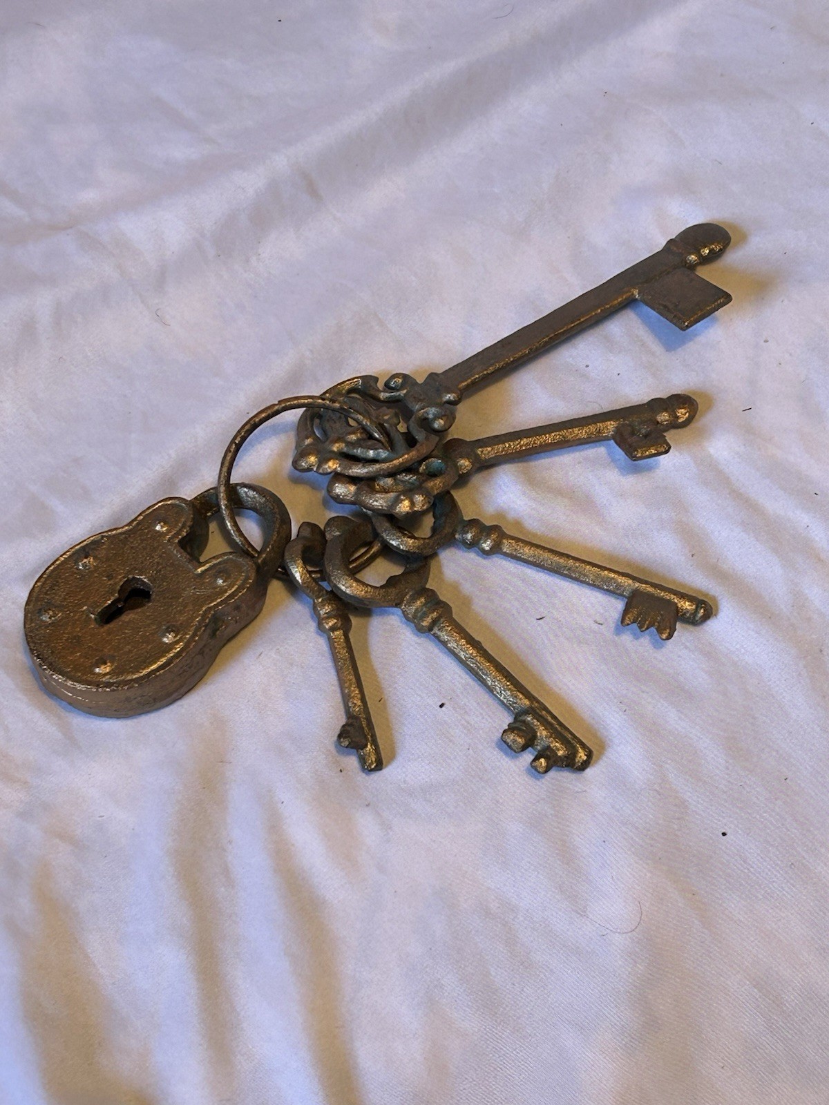 Antique Style Set Of 6 Cast Iron Painted Gold Skeleton Keys And Lock On A Ring