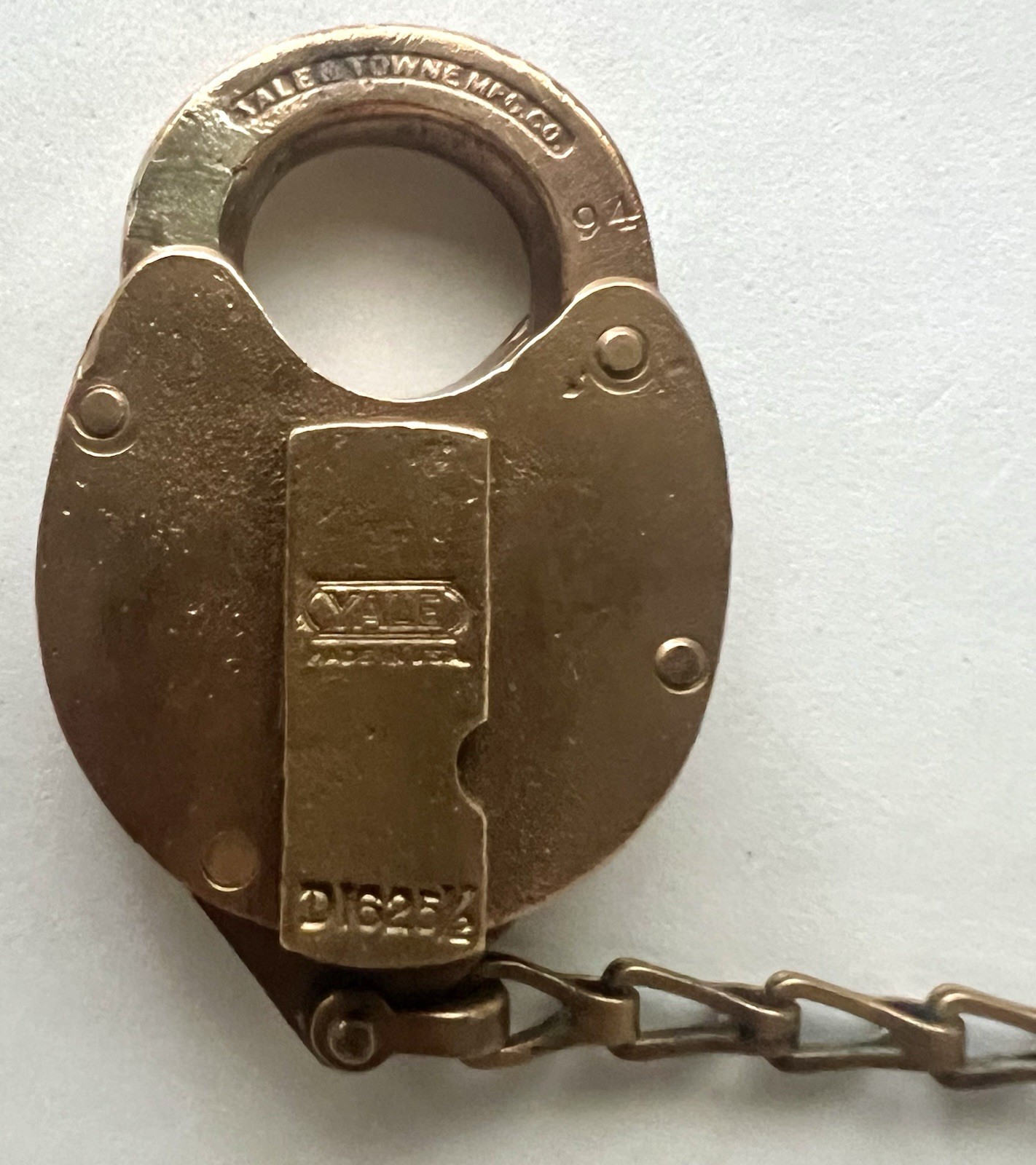 Yale & Towne Cast Brass Pancake Padlock with Chain & STABLE Key D1625½