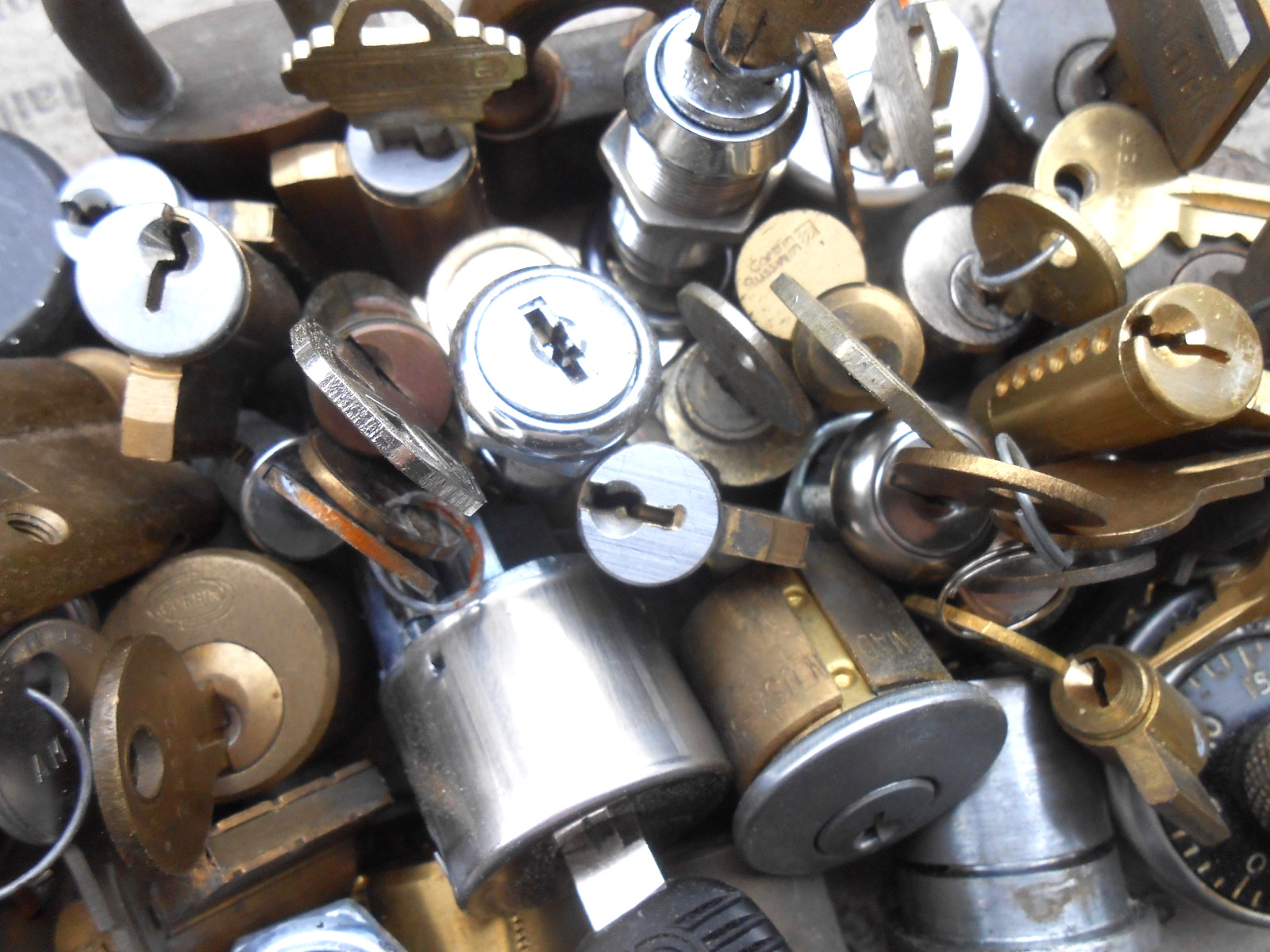 8.2 Lbs mix lot of Locks, cylinders, cam locks, parts, etc…Locksport
