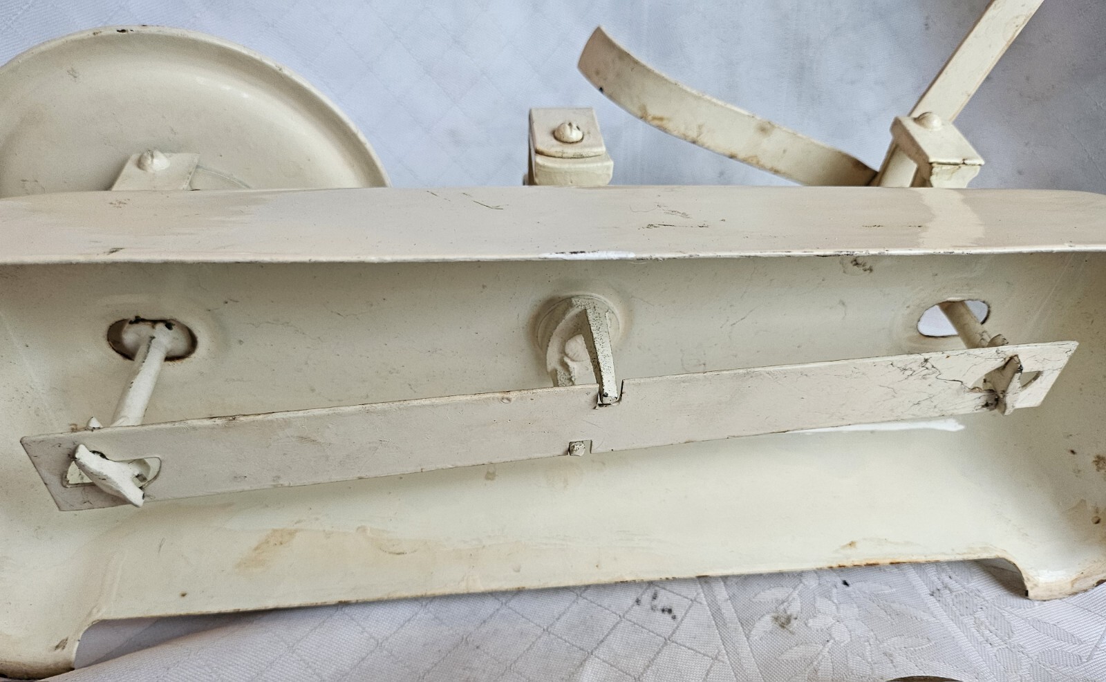 Vintage White Enamelled Kitchen Scales + 6 Cast Iron Weights & Aluminium Bowl.