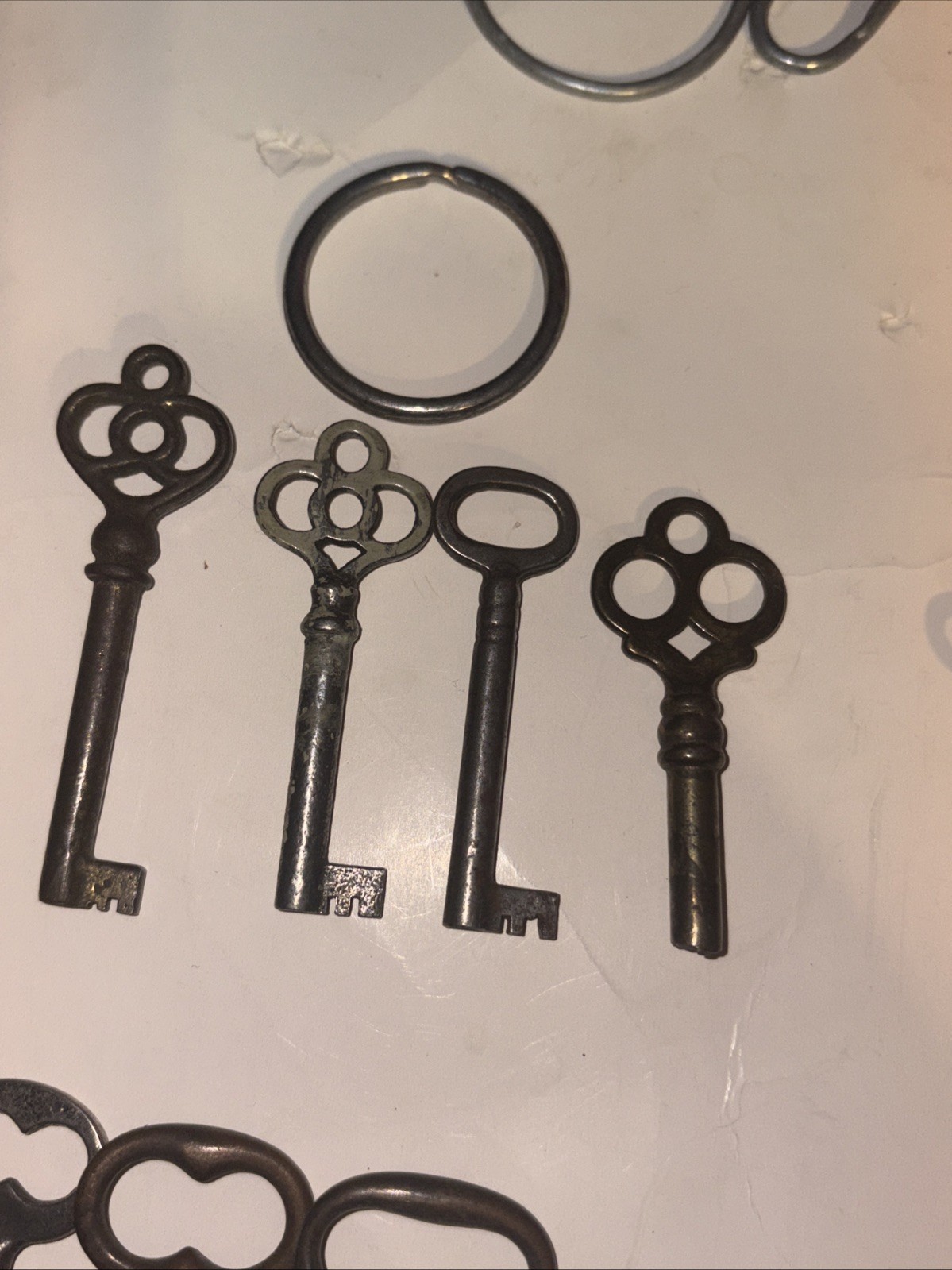LOT 140+ANTIQUE VINTAGE KEYS~VARIED TYPES-SIZES-BRANDS ALL IN GOOD CONDITION