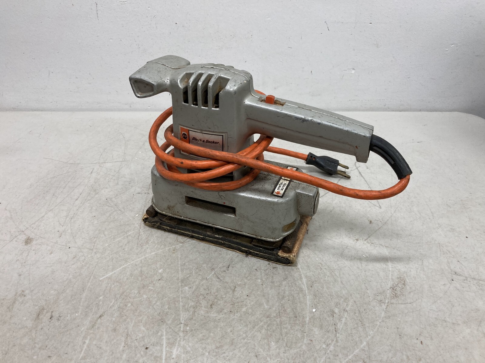 BLACK N DECKER- Vintage Deluxe Dual Action Sander- No. 7420- Volts-120-Amps-2.5