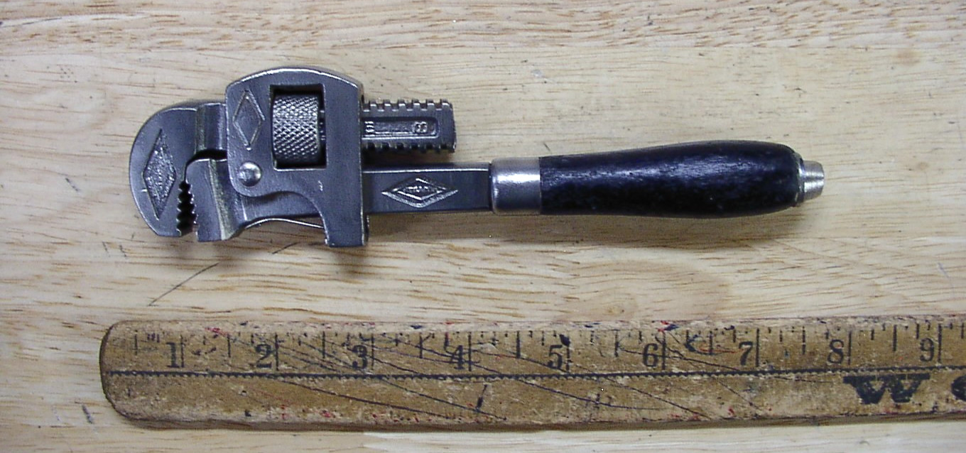 Vntg Walworth Mfg. Stillson Round Wood Handle 8″ Pipe Wrench,1/2″ Jaws,XLINT