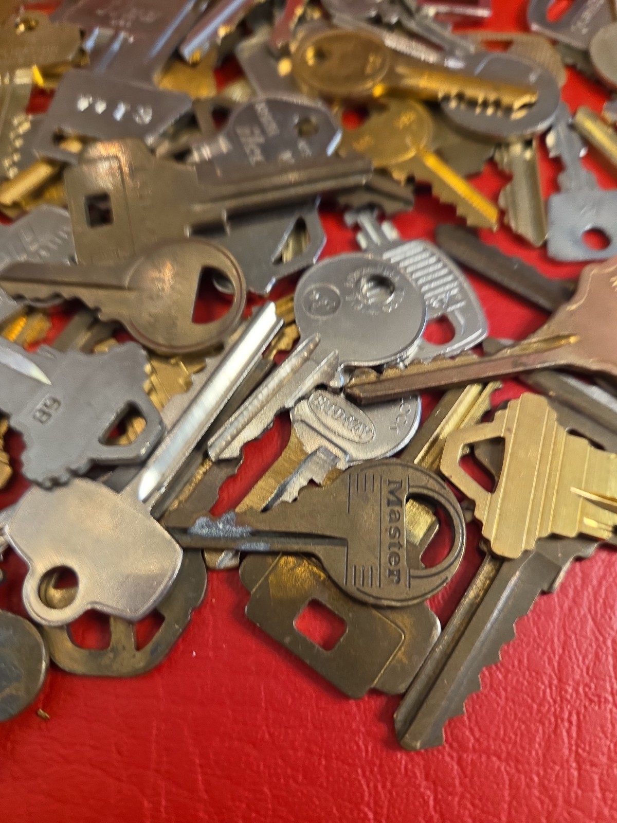 Lot Of 140 VTG Old Style Keys Automobile House Hotel Brass & Silver Craft ARTS