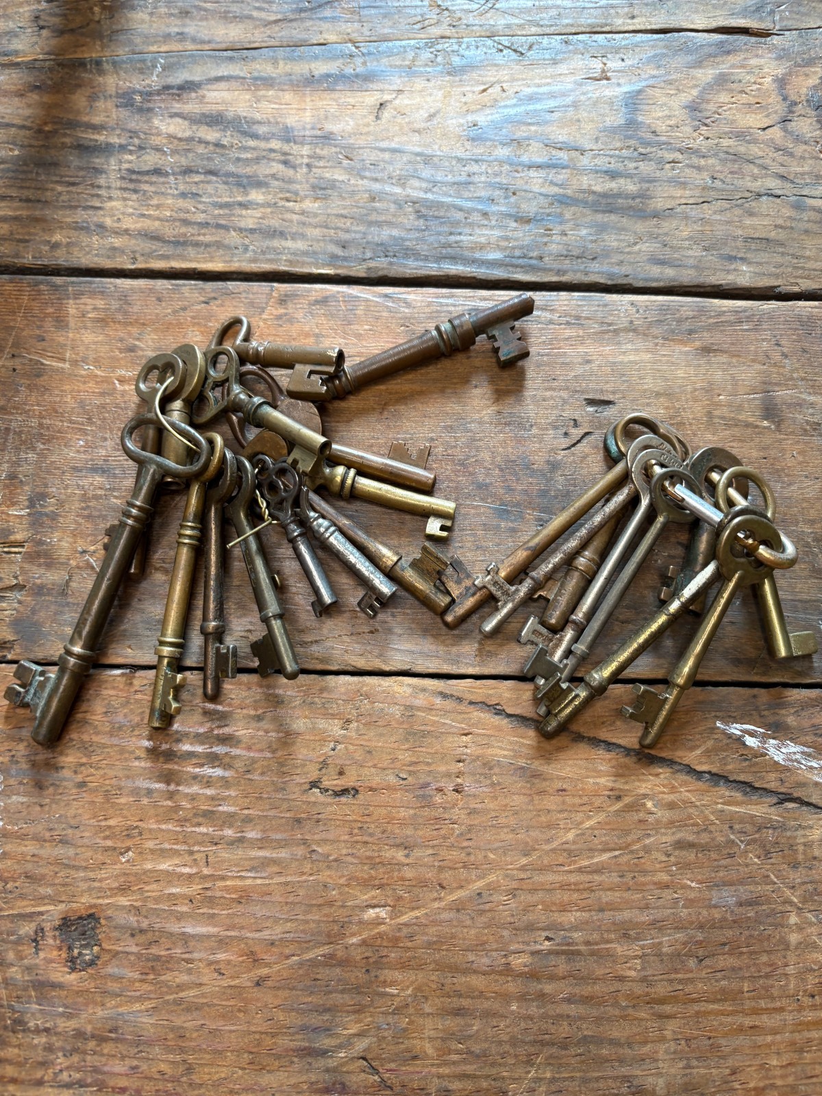 Lot 24 Vintage Skeleton Keys & Barrel Keys Assorted Antique Styles & Sizes Lock