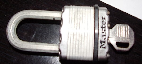 VINTAGE MASTER PADLOCK WITH KEY. 3-1/2″ long. LONG LOOP.