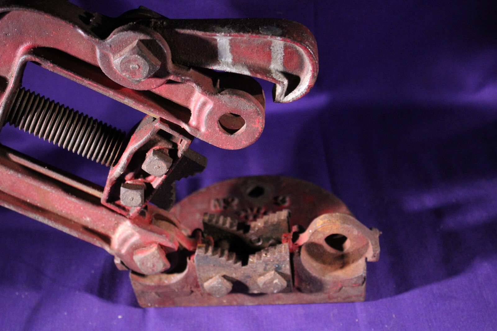 Pipe Vice 2 1/2″ capacity American Scale Co #3 bench mount vintage