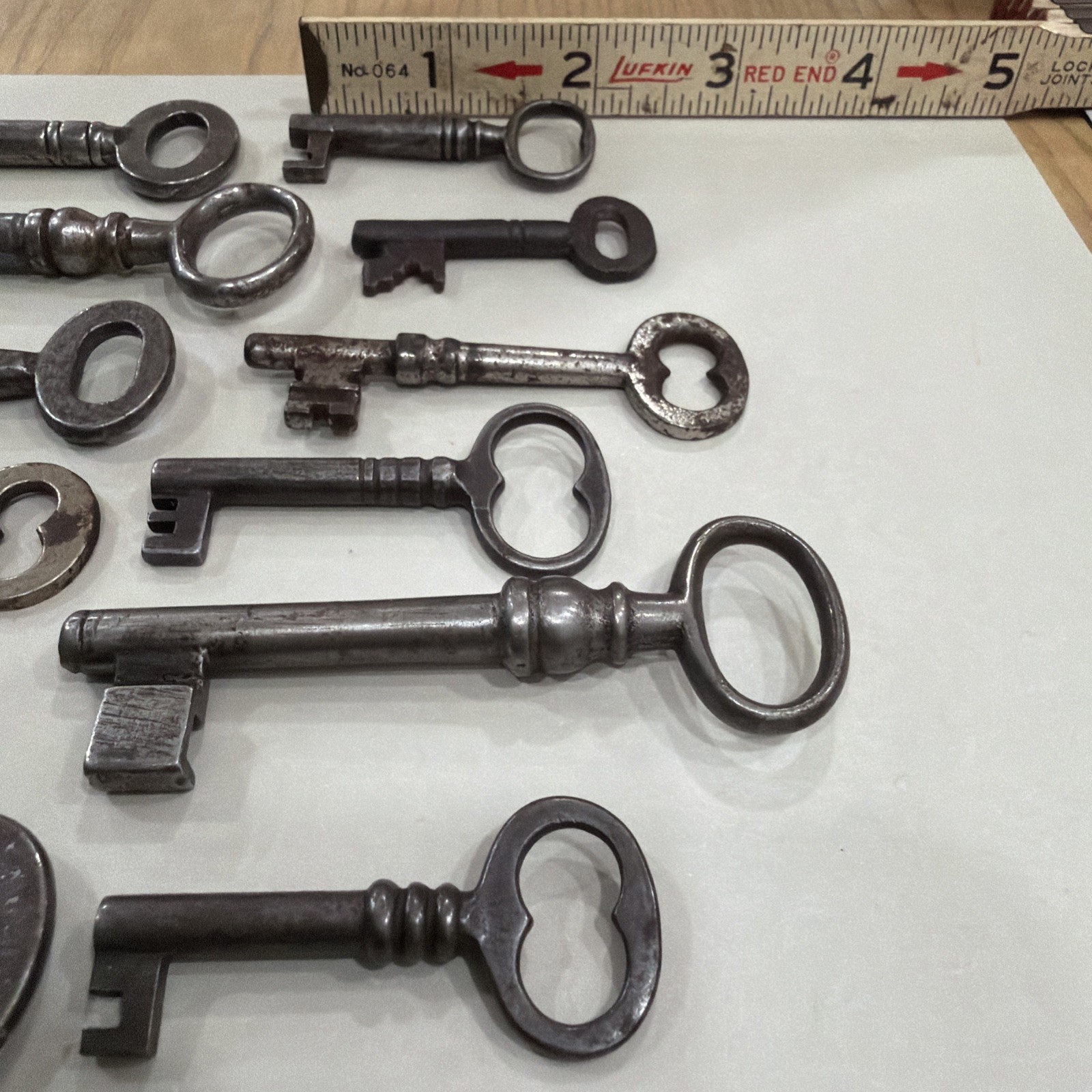 VINTAGE / ANTIQUE ASSORTMENT OF 12 SKELETON KEYS
