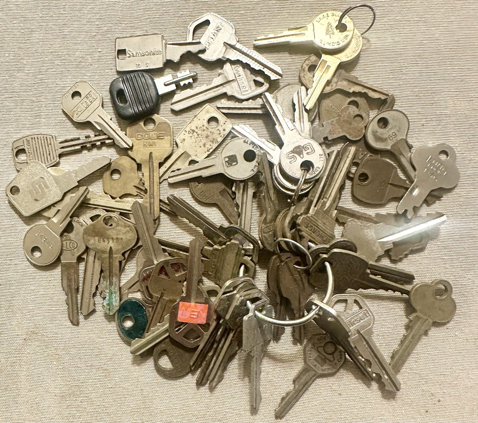 1 Pound Lot Of Mixed Vintage Keys SEE PICTURES! ! ! [E]