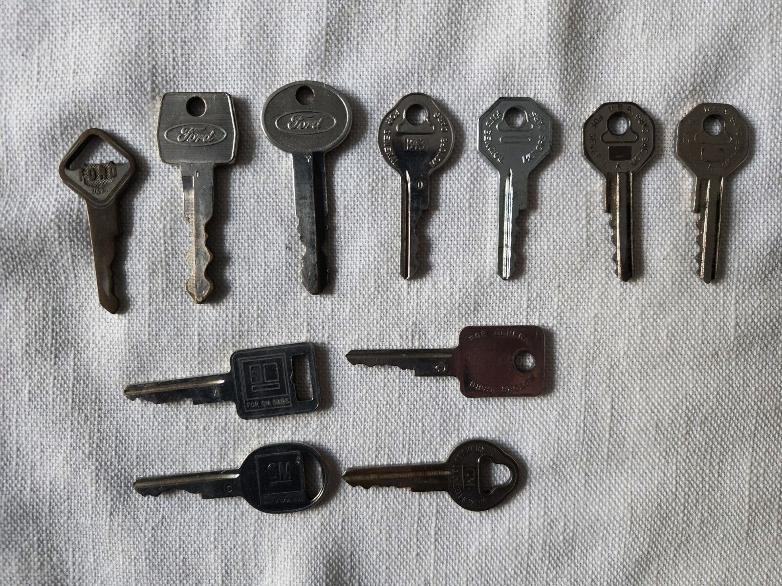 Lot of 11 Vintage Ford and General Motors (GM) Car Keys