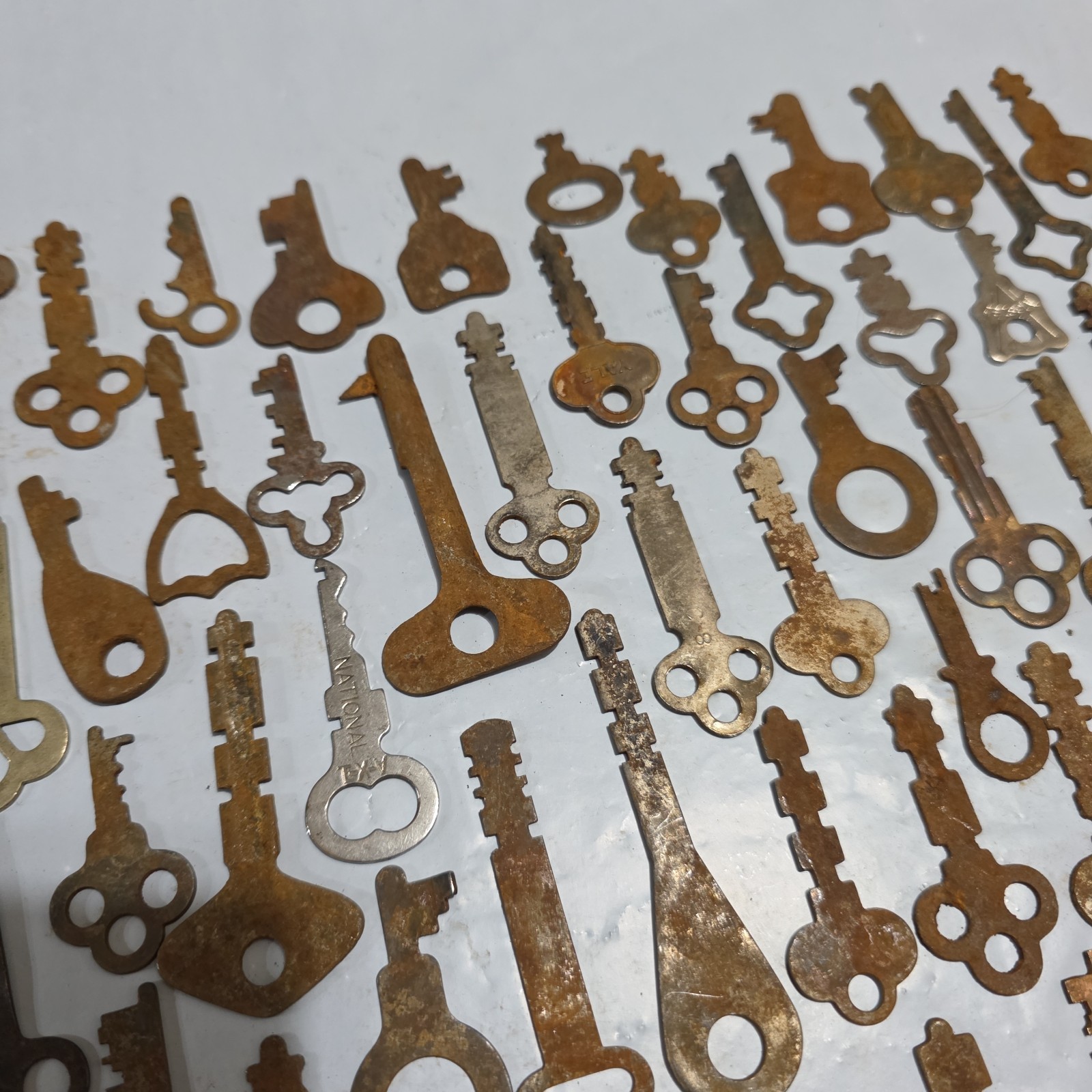 Lot Of 100+ Flat Skeleton Keys Various Sizes & Shapes Key Lot Streamer K6