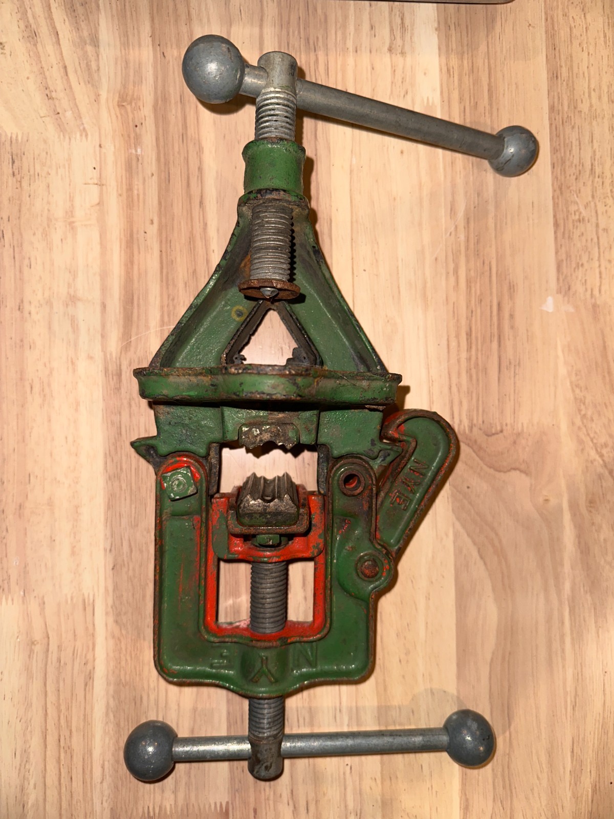 Vintage NYE No. 900 Pipe Vise – 1/8″ to 1½” Capacity – Cast Iron USA Made