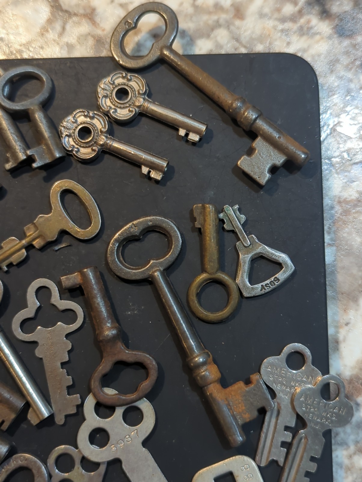 LOT OF 44 VINTAGE keys BARREL, SKELETON, jar opener, luggage clock, 1 coin box