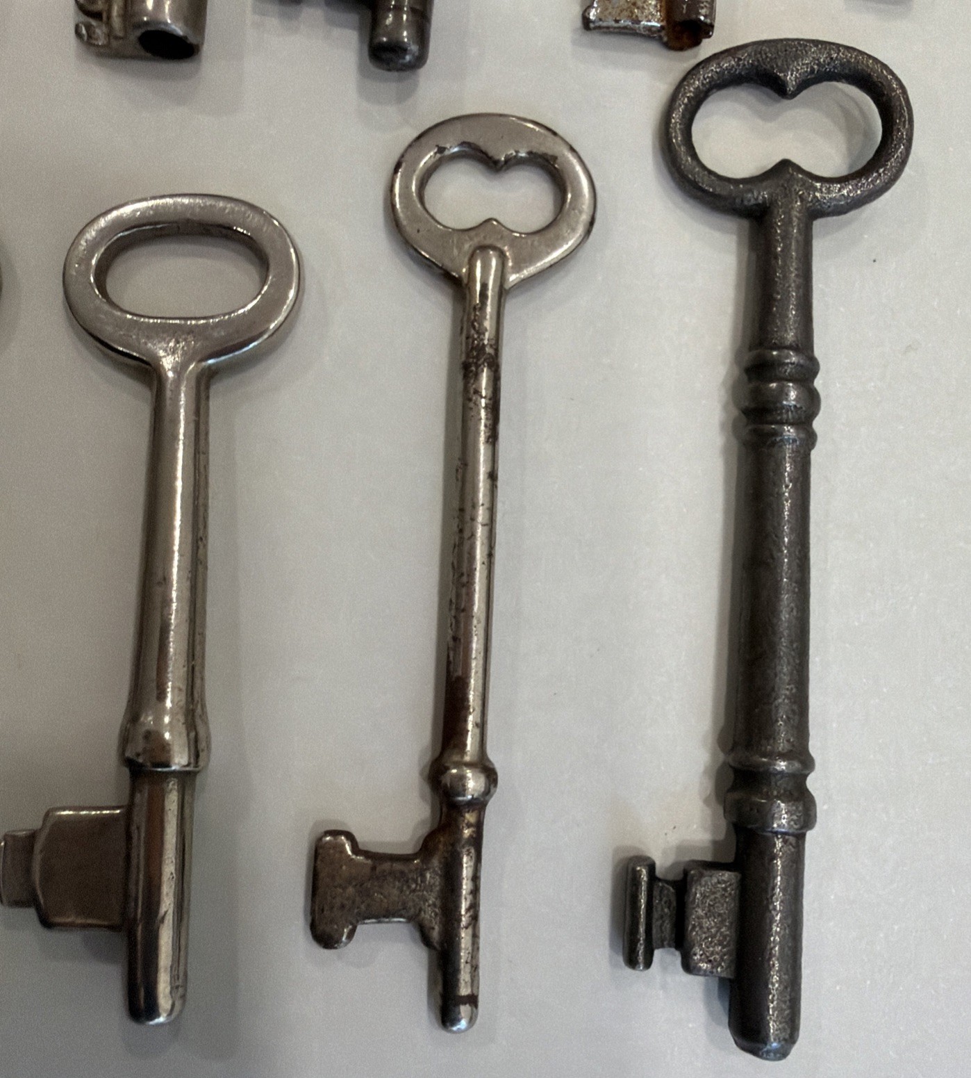 VINTAGE / ANTIQUE ASSORTMENT OF 11 SKELETON KEYS