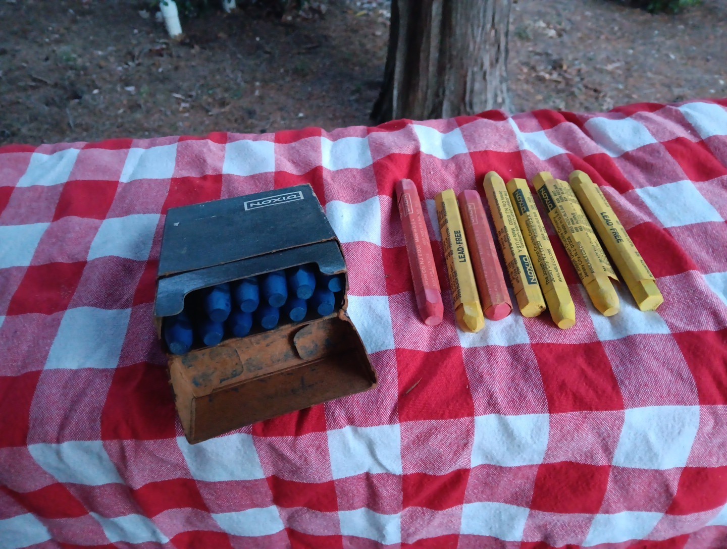 VINTAGE LOT OF 18 DIXON LUMBER CRAYONS BLUE YELLOW RED NOS NEW