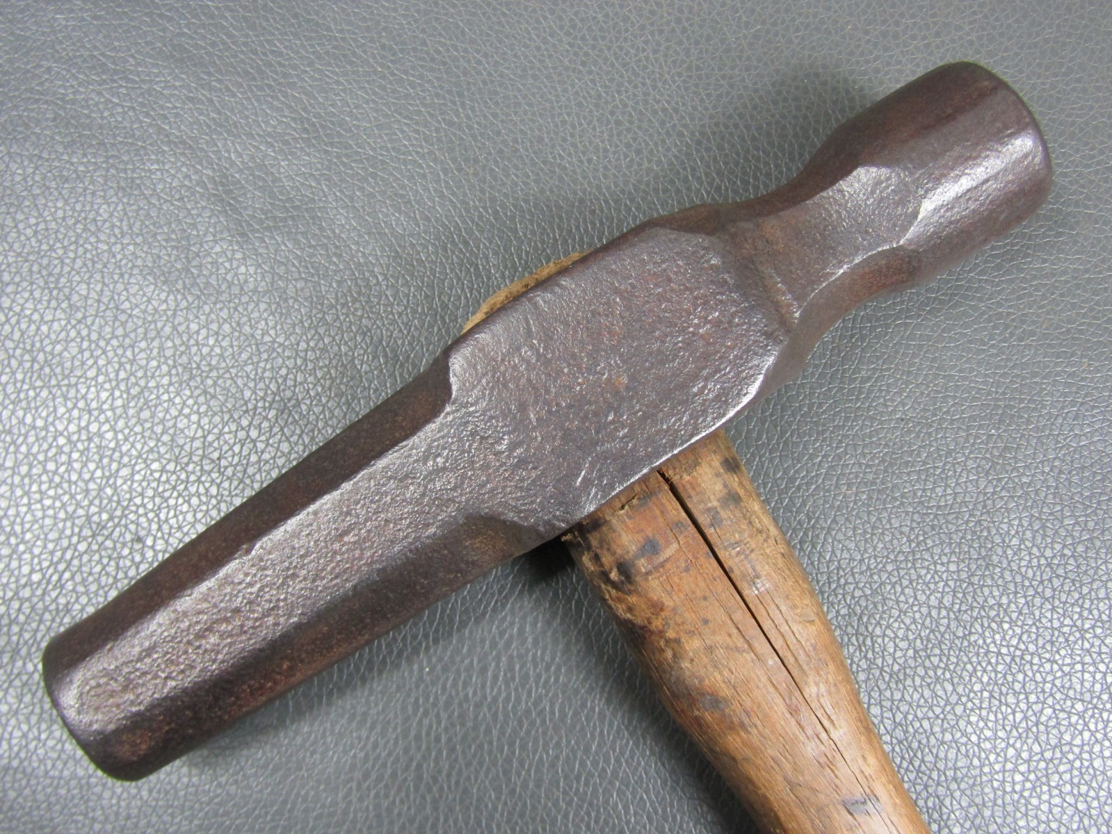 Vintage unusual 2 1/2lb dog head blacksmiths hammer old tool