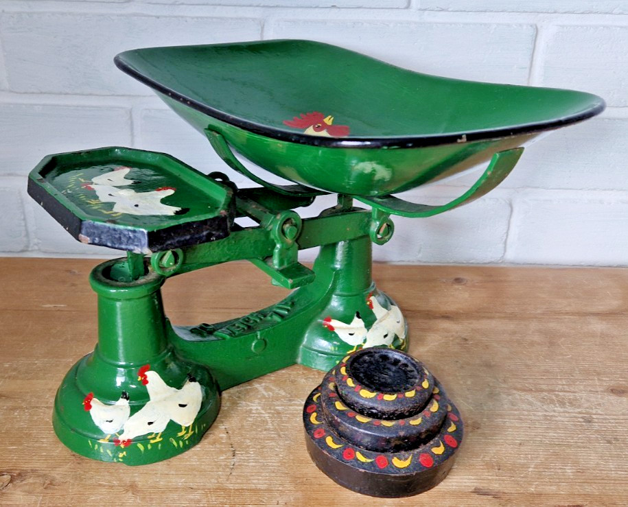 VINTAGE RUSTIC CAST METAL HAND PAINTED KITCHEN WEIGHING SCALES ROOSTER CHICKEN