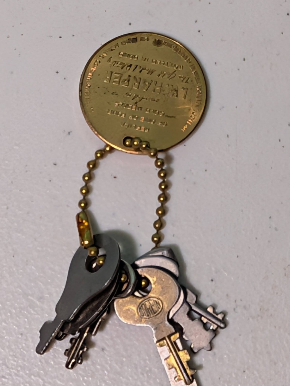 6 Antique Keys On A Medalion Key Chain Vintage