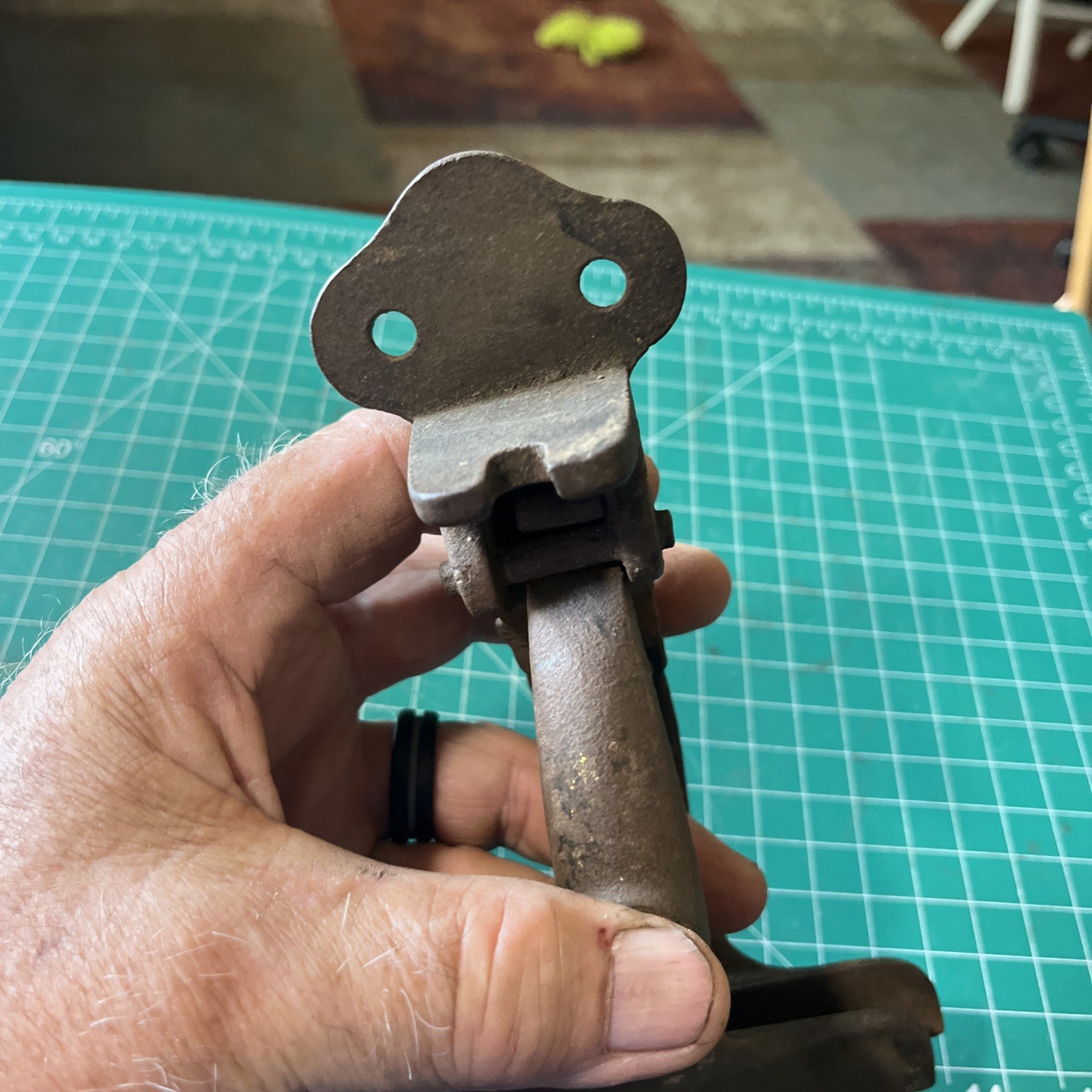 VTG ANTIQUE MARKED HAND X-CUT SAW 4″ VISE CLAMP SHARPENING TOOL BENCH MOUNT