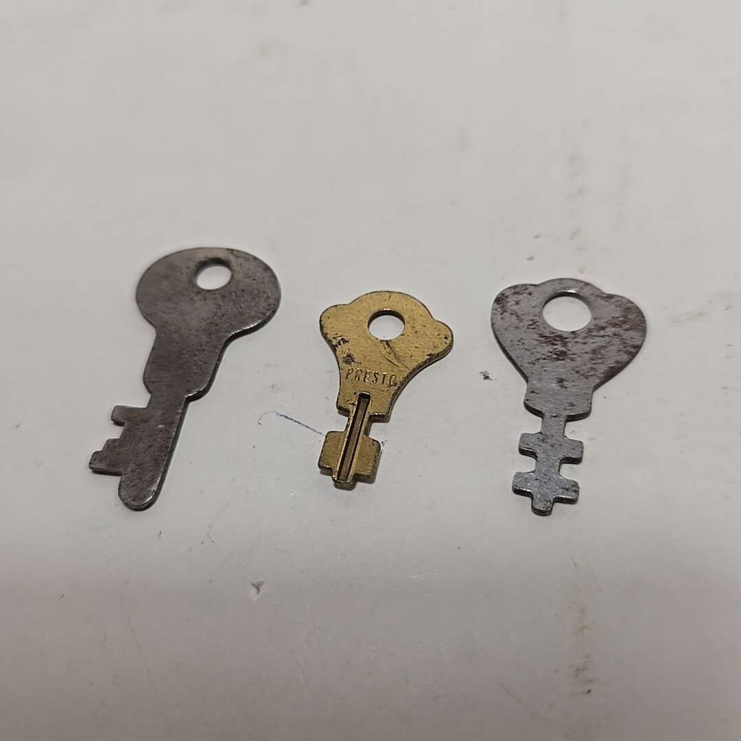 3 Vintage Retro Keys Flat Lightweight 2 Silver-Tone 1 Gold-Tone Crafting Jewelry