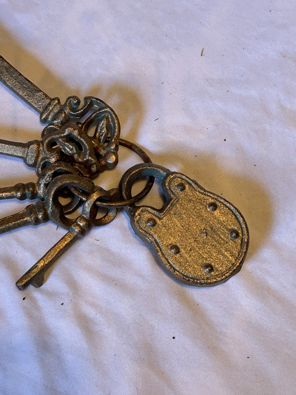 Antique Style Set Of 6 Cast Iron Painted Gold Skeleton Keys And Lock On A Ring