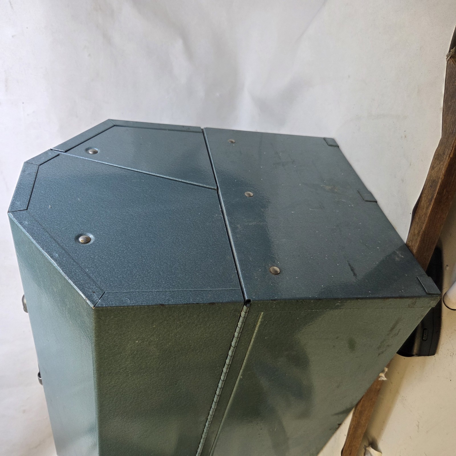 Waterloo Heavy-Duty Metal CnCantilever Toolbox for Appliance Repair