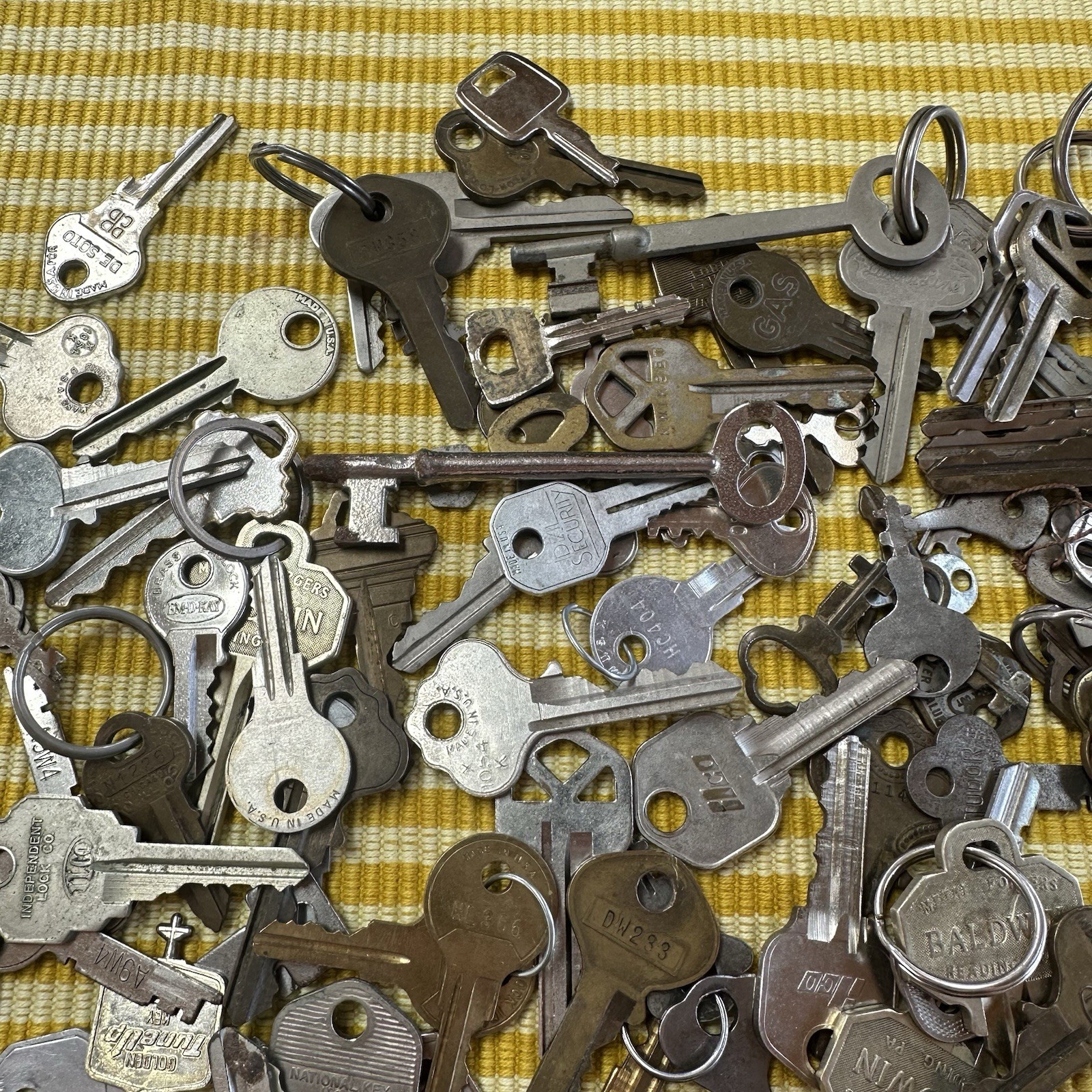 Mixed Lot of 140+ Vintage KEYS Different Sizes Gold Tone Silver tone Crafting