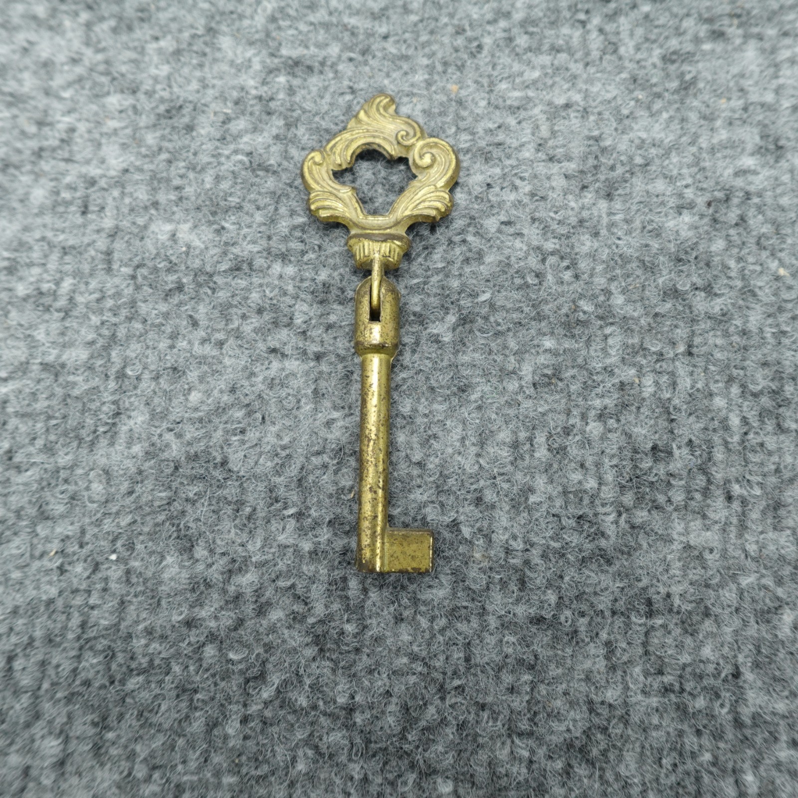 French Brass Skeleton Keys Crown Baroque Bow Decorative Souvenir Lot Of Three