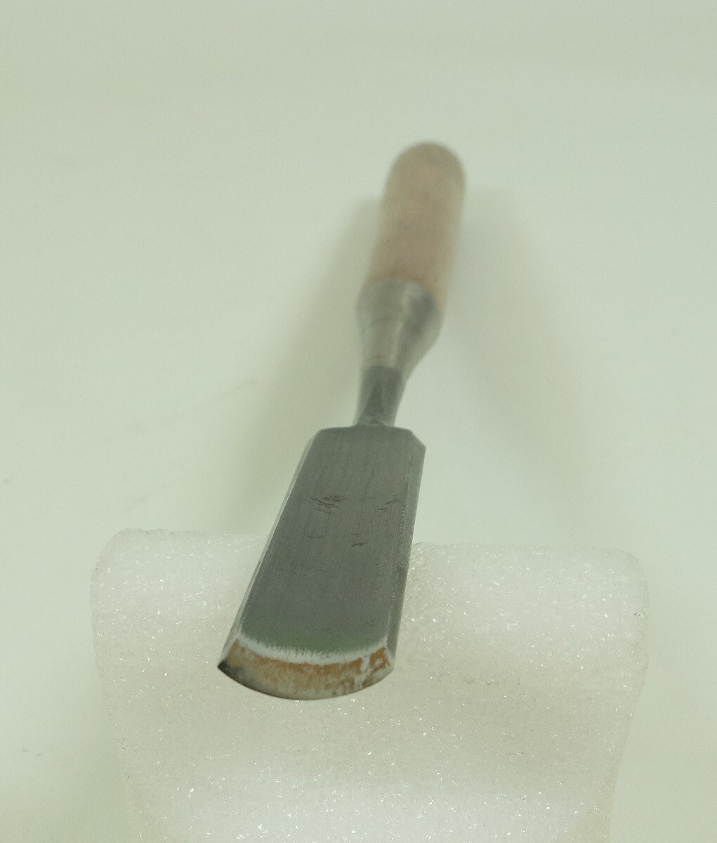 Thrust chisels, 10 pieces, 1.5 to 33 mm, with special whetstone,from Japan.