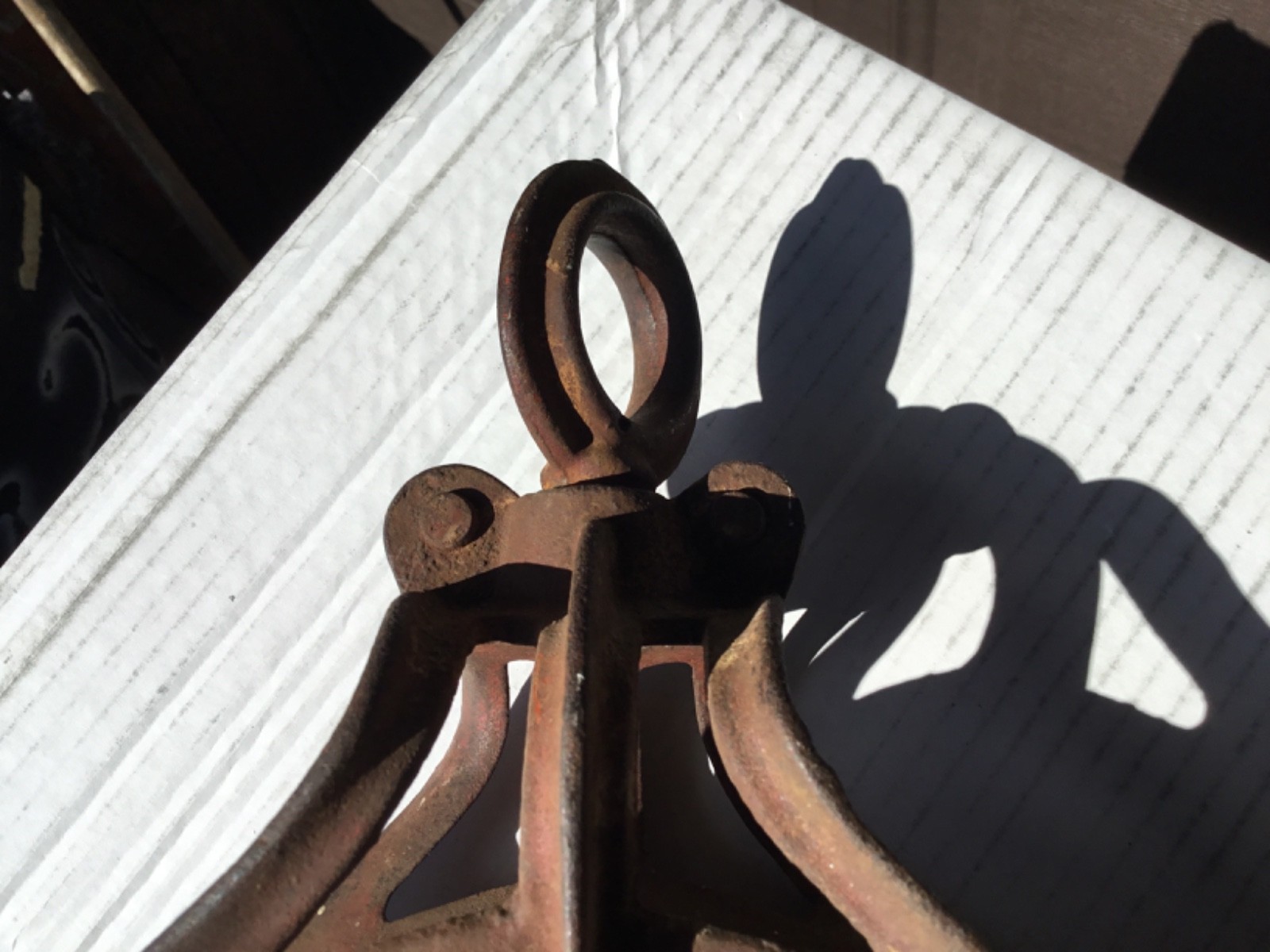 VINTAGE “HUDSON MFG CO” MALL 827 M,-CAST IRON BARN PULLEY w/ WOODEN PULLEY WHEEL