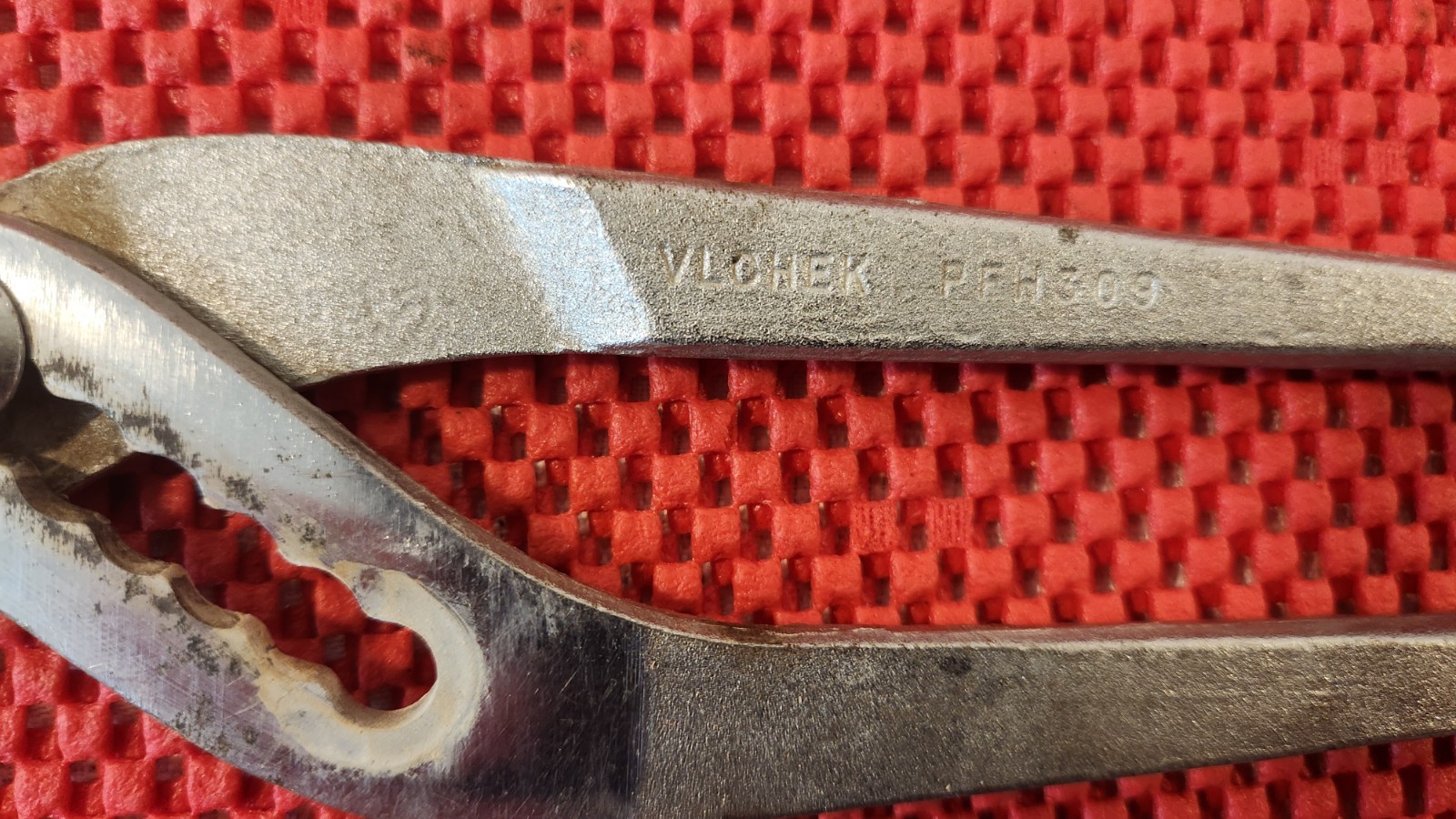 VINTAGE VLCHEK 7 POSITION TONGUE AND GROOVE PLIERS, 9 1/2″ LONG, MADE IN THE U.S