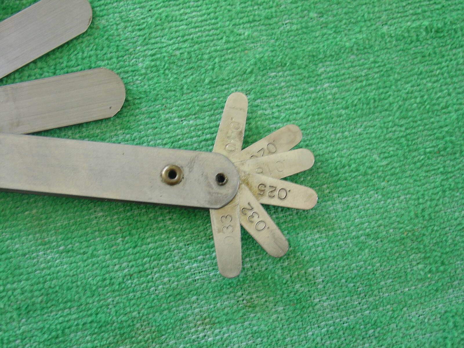 VINTAGE UNBRANDED FEELER GAUGE THICKNESS GAUGE WITH 2″ RULE MADE IN USA