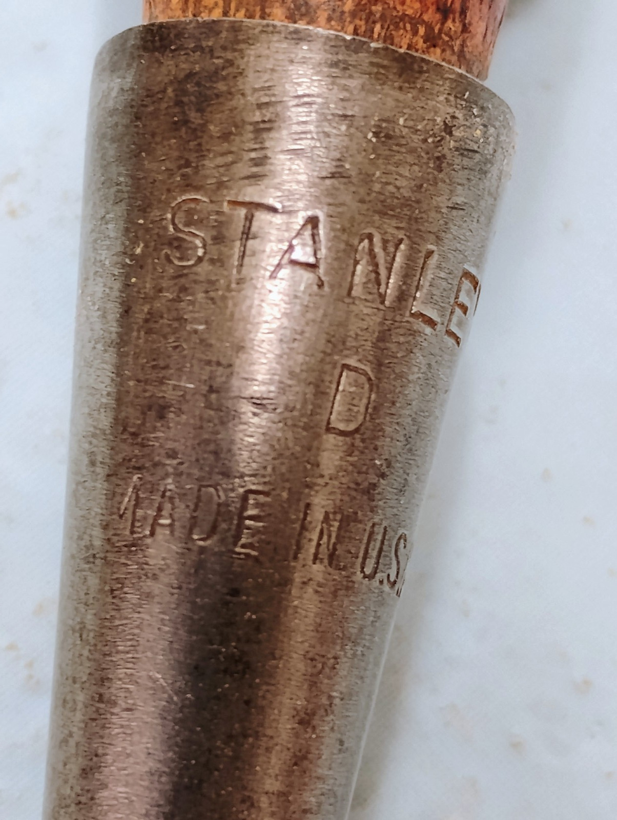 (h) VINTAGE STANLEY NO. 750 BEVELED EDGE WOOD CHISEL 1″ & Stanley D 1/4