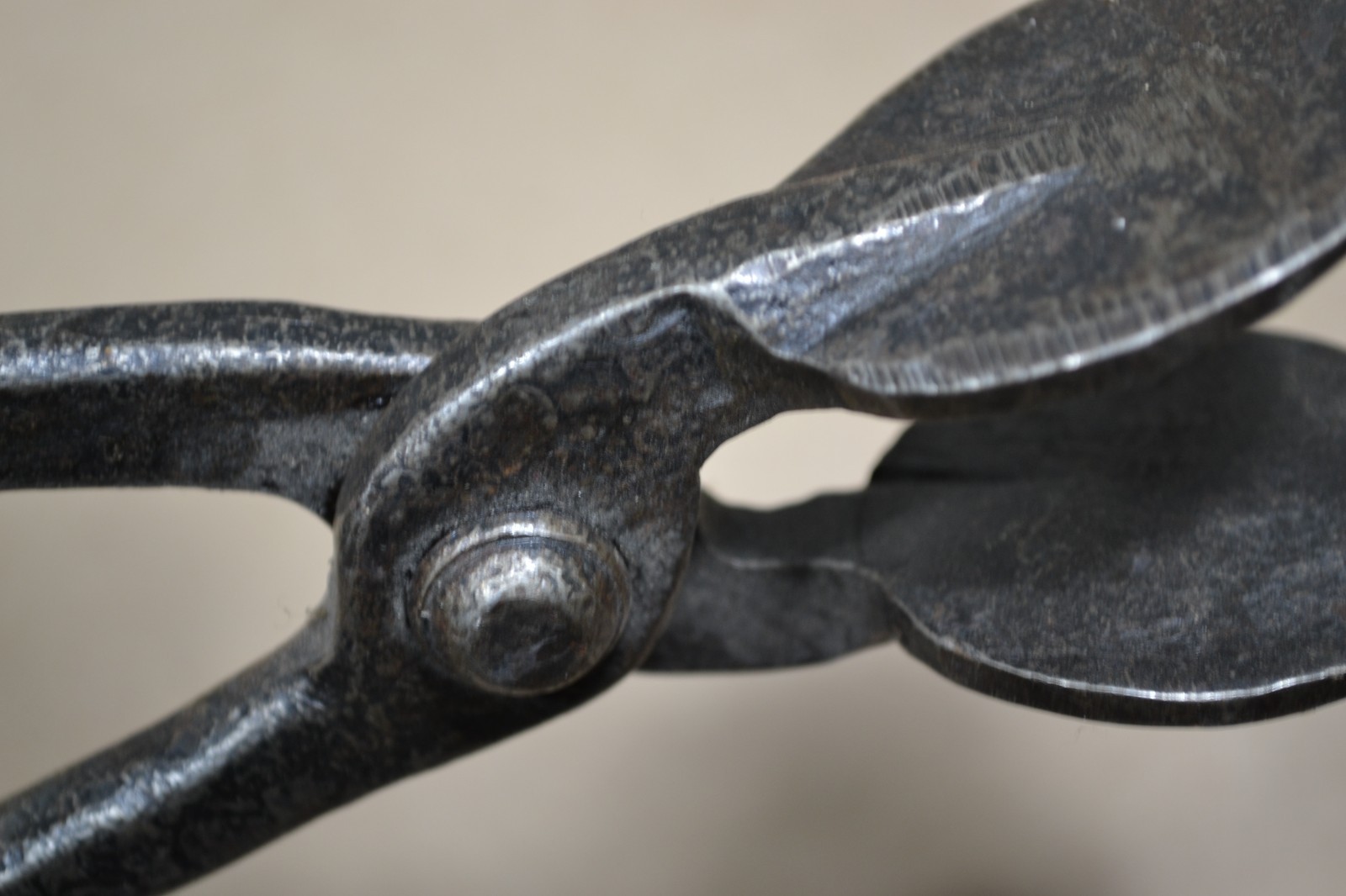 FARRIERS TONGS – BLACKSMITH MADE – VERY HIGH QUALITY – NEW OLD STOCK – 25″ LONG