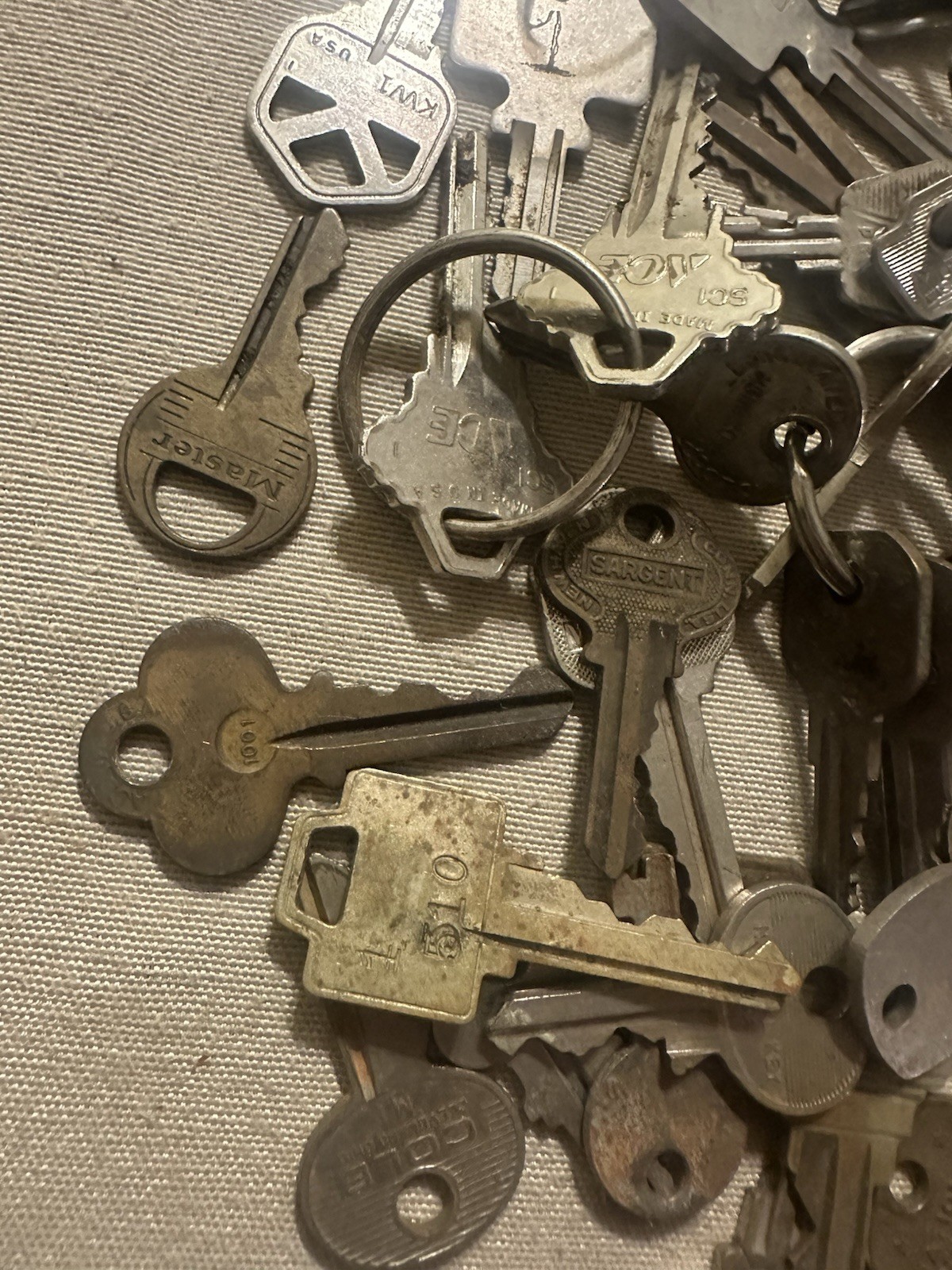 1 Pound Lot Of Mixed Vintage Keys SEE PICTURES! ! ! [F]