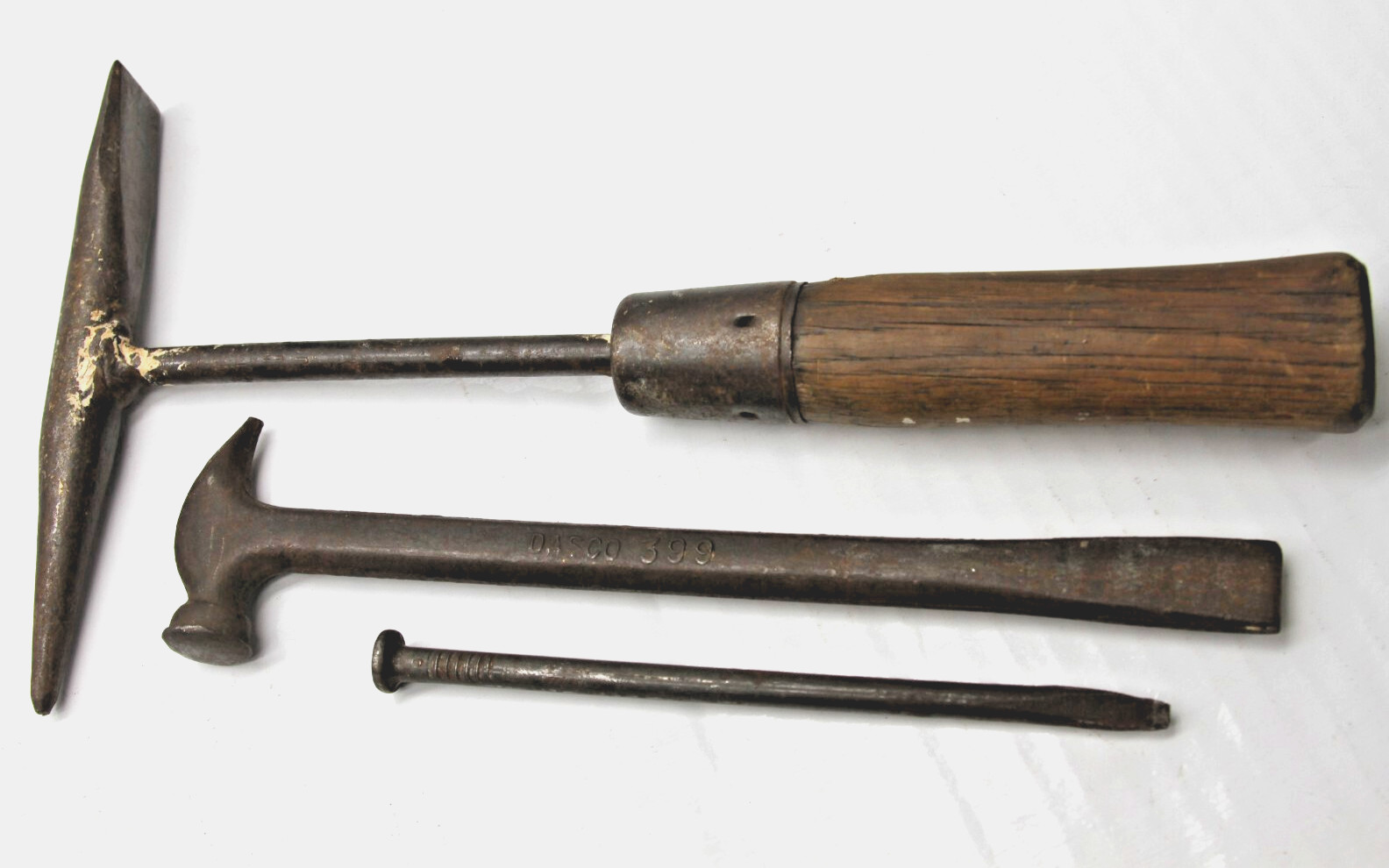 3 Vtg Tools: Wood Hndl Chisel, Dasco 399 Crate Staple Remvr Hammer & 6″ Nail Pry