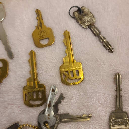 Vintage Mixed Lot Of 15+ Keys And Key Chains Of Various Sizes,Brands,Types,etc