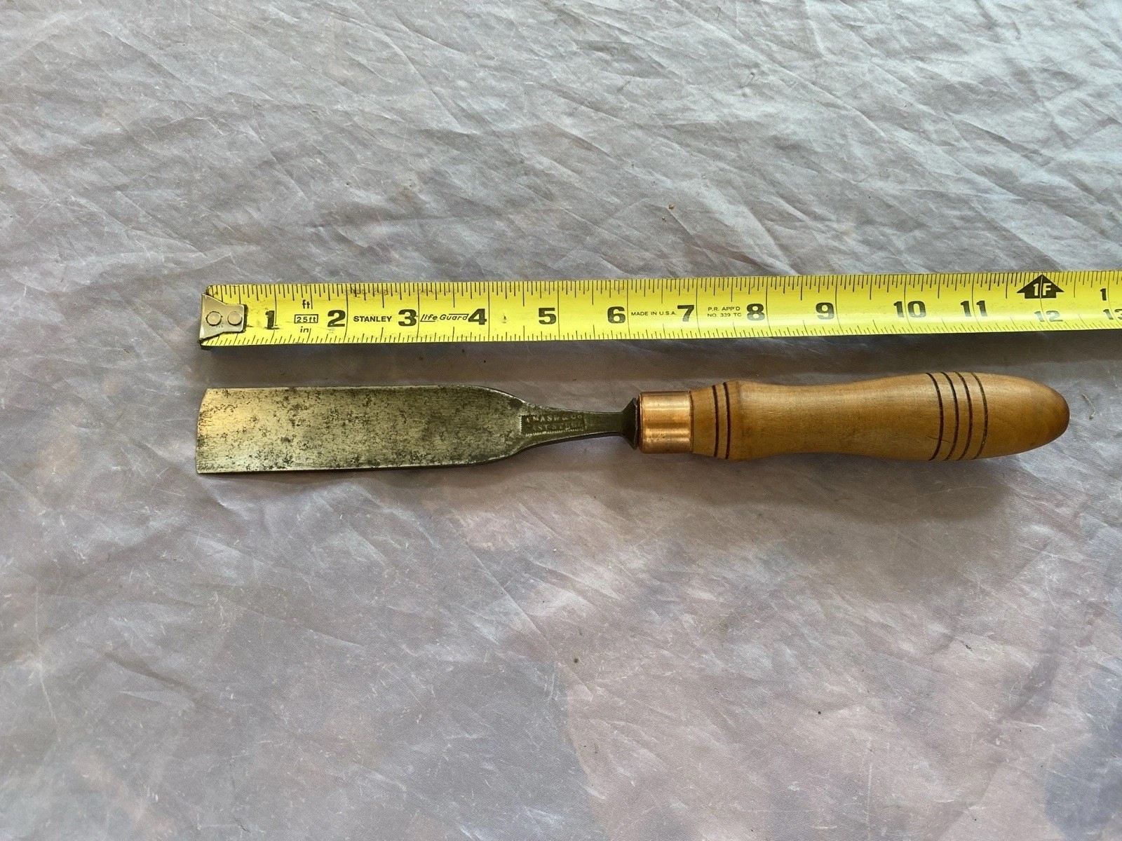VINTAGE W MASH 1 1/4 INCH WIDE NO 4 STRAIGHT GOUGE – VERY GOOD COND