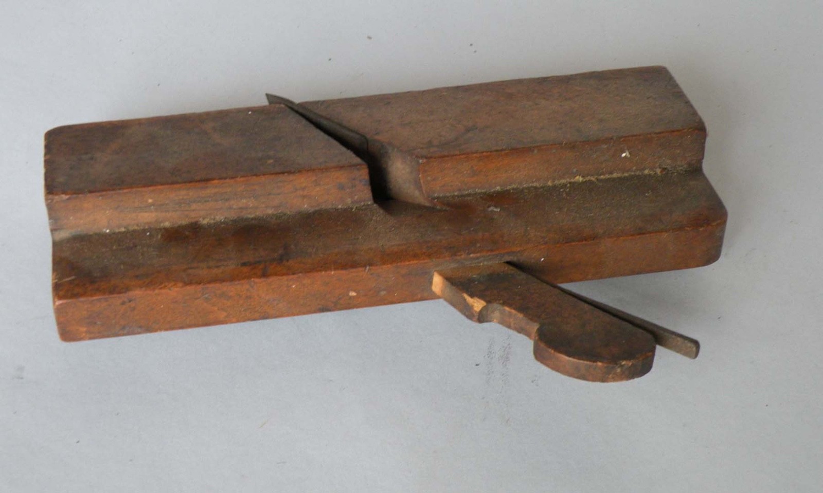 Antique Wood moulding plane made of hardwood and has a curved convex blade.