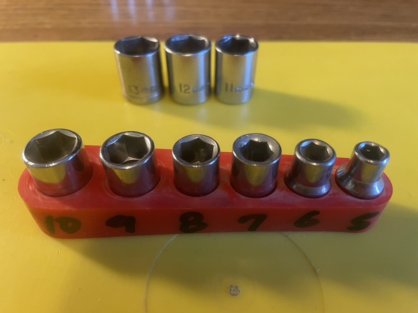 UNBRANDED NEW 1/4” DR. RATCHET+BIT+9 USED METRIC SOCKETS 5mm-13MM TIAWAN LOT-T1