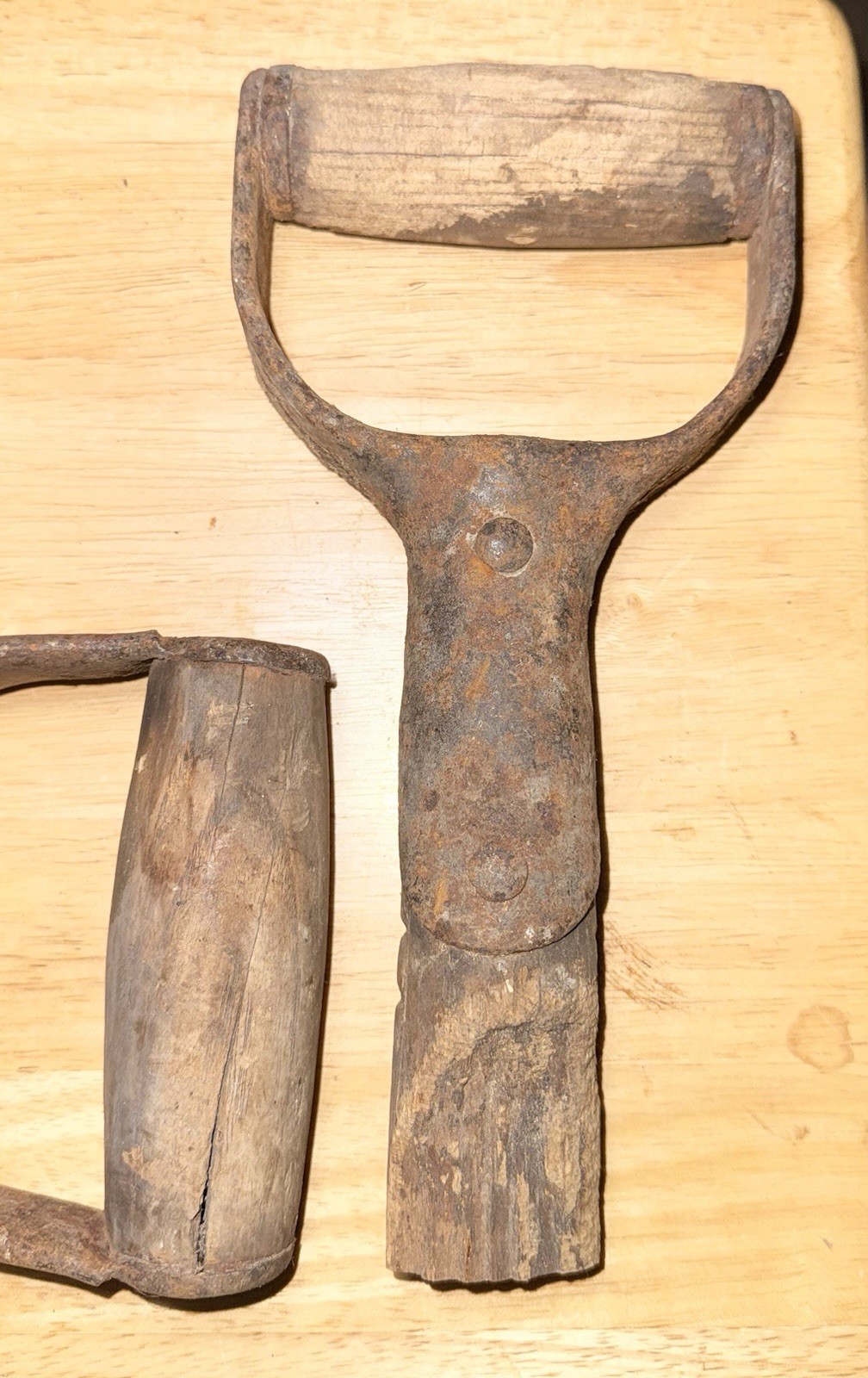 VTG 5 WOOD & METAL SHOVEL OR FORK HANDLES-GREAT FOR RUSTIC DECOR OR REPLACEMENTS