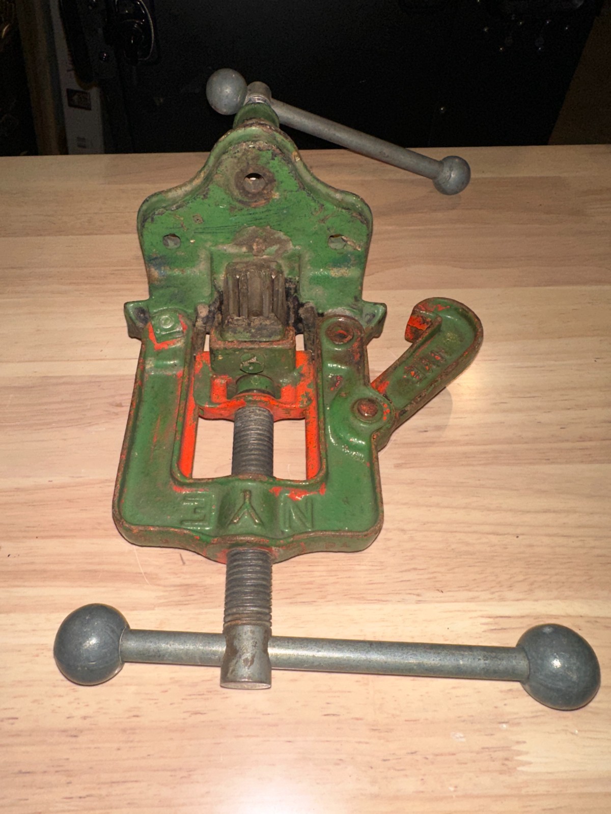 Vintage NYE No. 900 Pipe Vise – 1/8″ to 1½” Capacity – Cast Iron USA Made