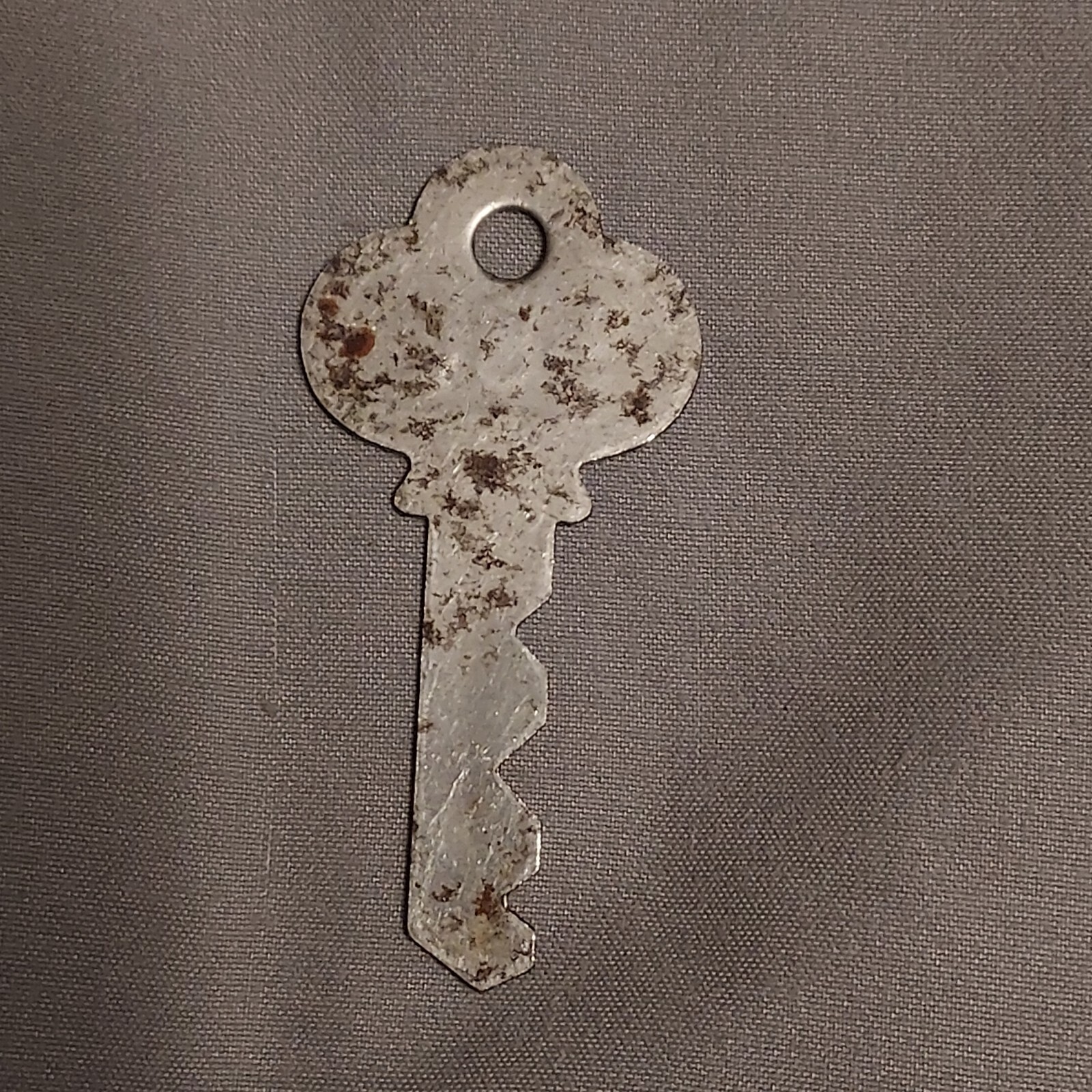 Vintage Old Antique No Name Thin Flat Steel Lock Padlock Other Sawtooth Key #582