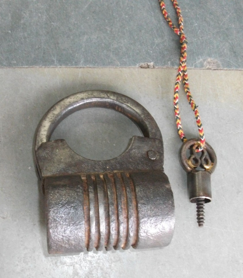 Vintage Iron Handcarfted Solid Screw System Lines Engraved Padlock