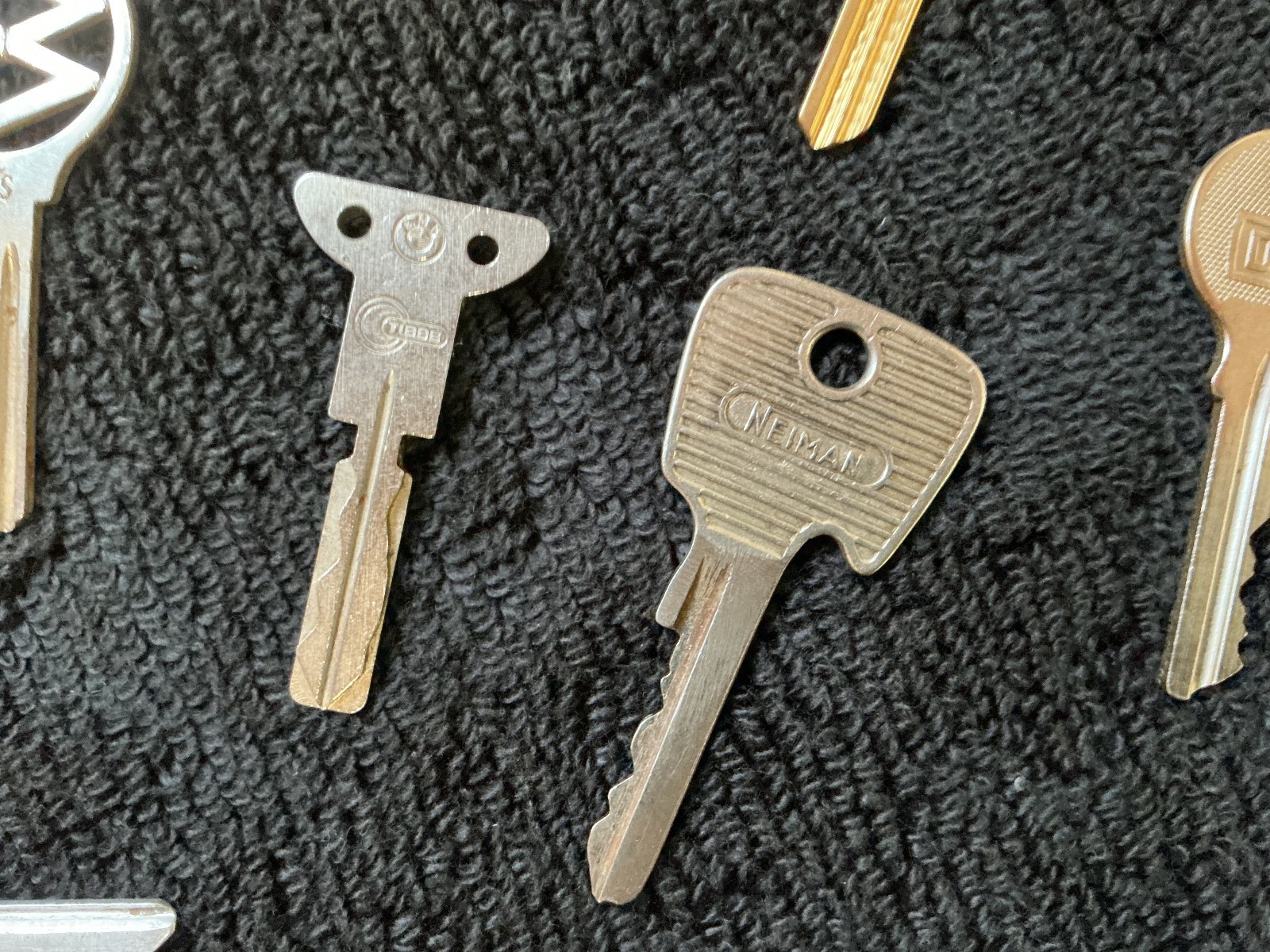 Huge lot of 70 Antique and vintage automobile keys