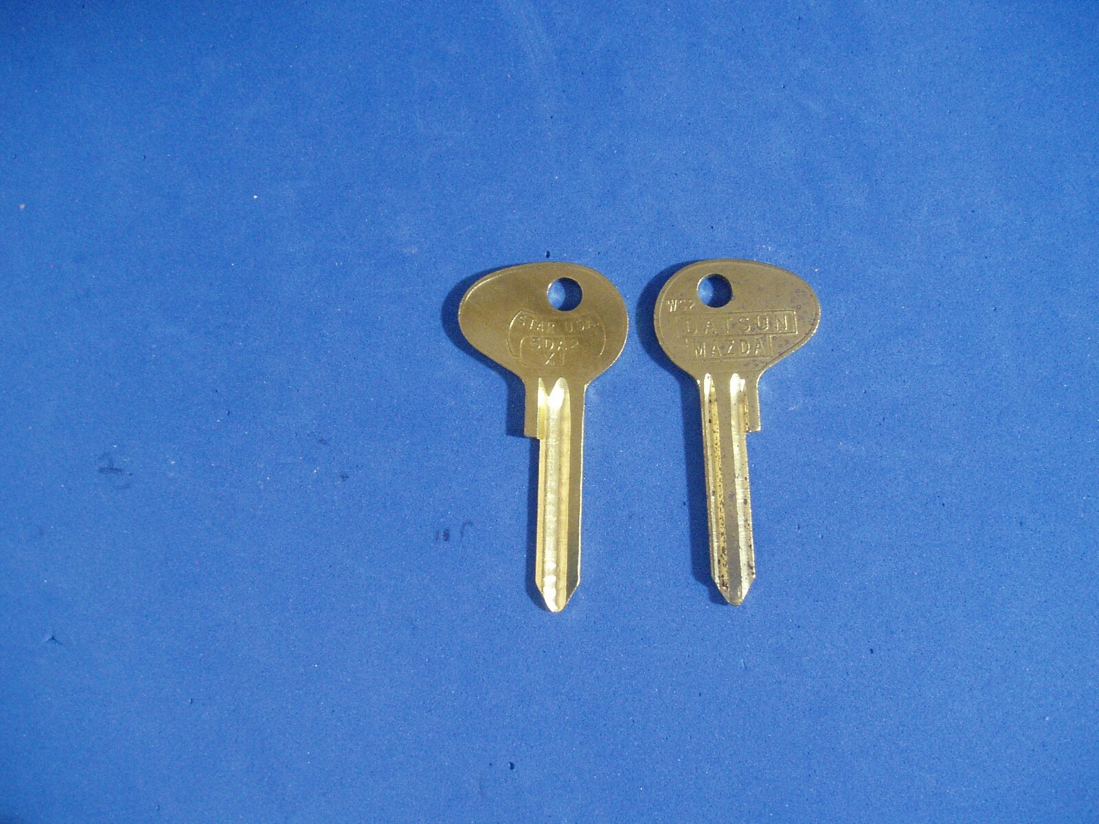 LOT OF TWO PIECE 5DA2 CLASSIC DATSUN KEY BLANKS VINTAGE AUTO MZ12 X1 WS2 MAZDA