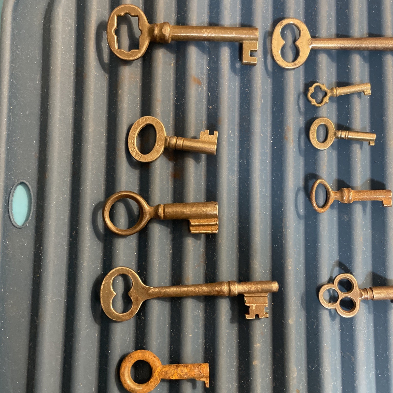 Lot of 15 used Assorted Antique/Vintage Metal Skeleton Keys Various Sizes F