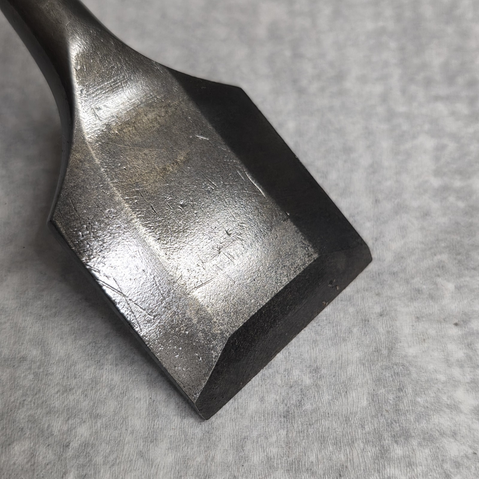 Vintage Erik Anton Berg Eskilstuna Sweden beveled chisel shark Logo 1-3/8″ wide